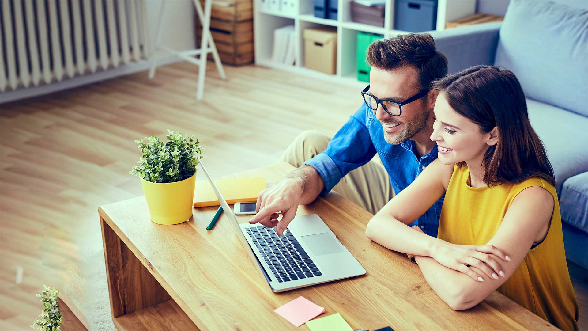 Paar vergleicht Internet-, TV- und Telefonieangebote – unabhängige Providerberatung auf dem Glasfasernetz von Wettingen4net in Wettingen