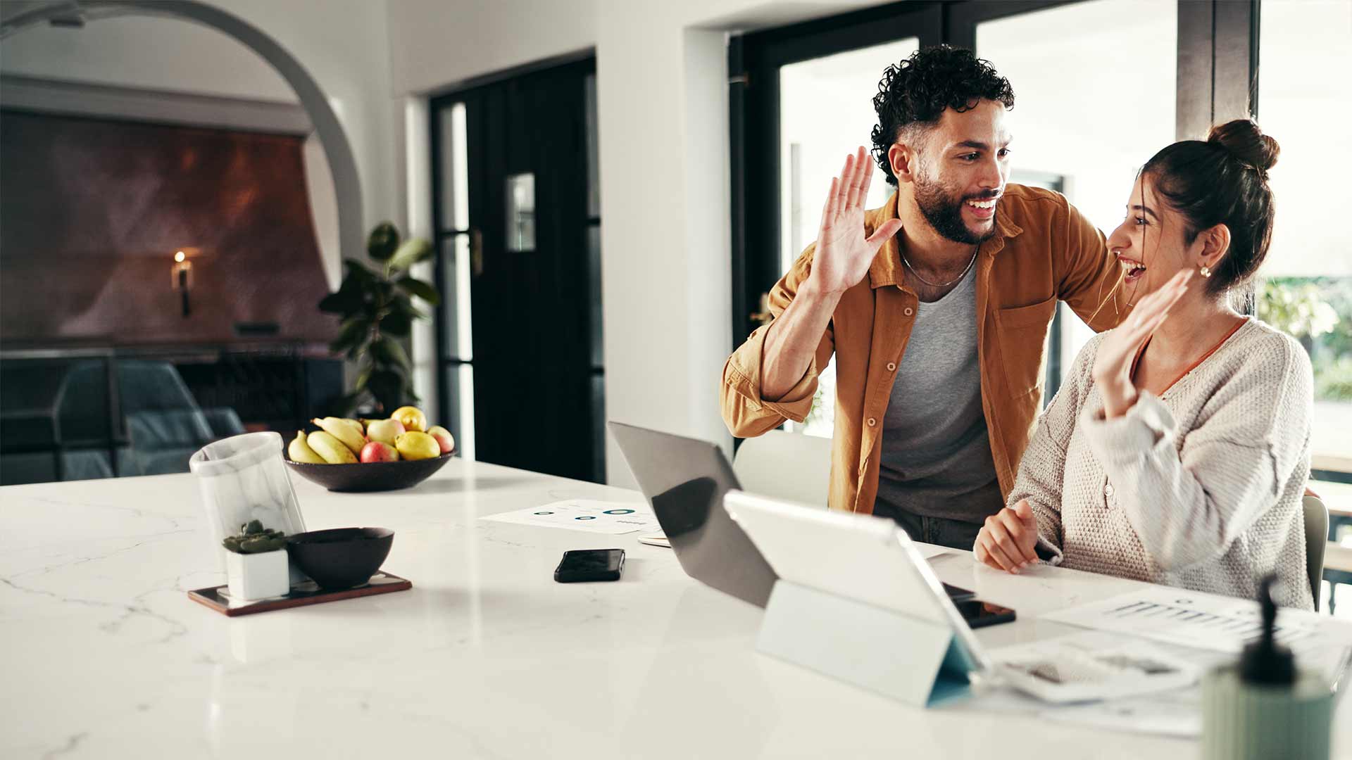 Paar wählt einen Provider für Internet, TV und Telefonie – Dienste auf dem Glasfasernetz von Wettingen4net in Wettingen