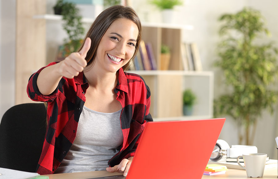 Nutzerin arbeitet am Laptop – offenes Netz von Wettingen4net mit freier Wahl zwischen Internet-, TV- und Telefonieanbietern