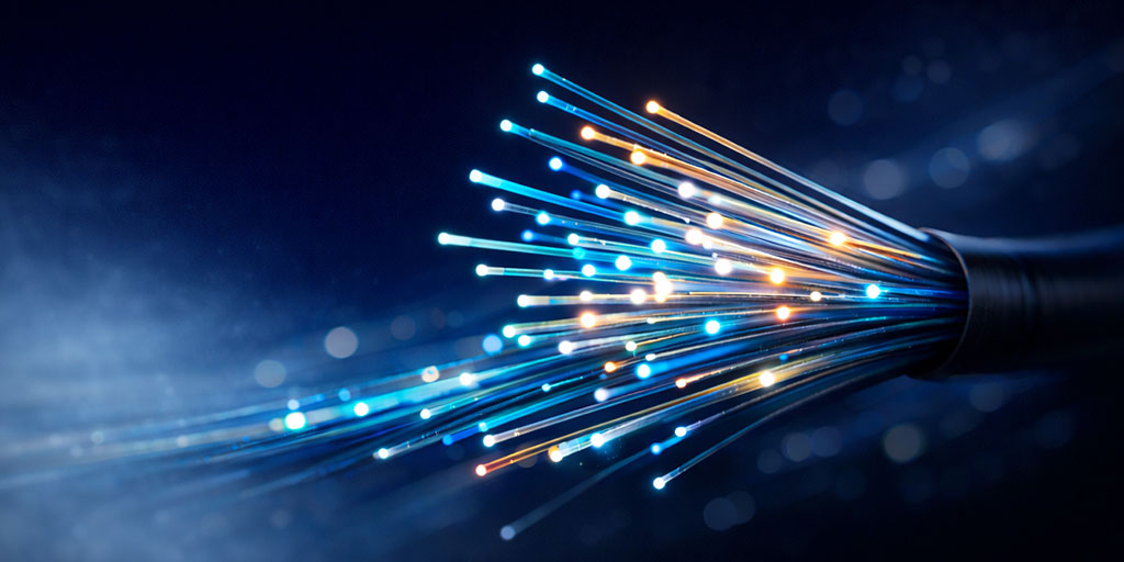 Detail eines Glasfaserkabels mit leuchtenden Datenimpulsen – Glasfasernetz von Wettingen4net