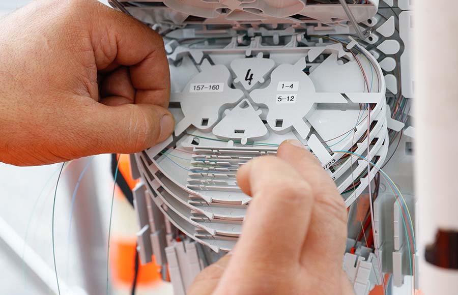 Glasfaserverteiler mit vier separaten Fasern pro Nutzungseinheit – zukunftssichere Netzarchitektur von Wettingen4net