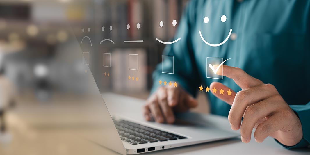 Symbolbild mit Laptop, Finger und Sternebewertung als Teaser für die Glasfasernetz Beratung von Wettingen4net.