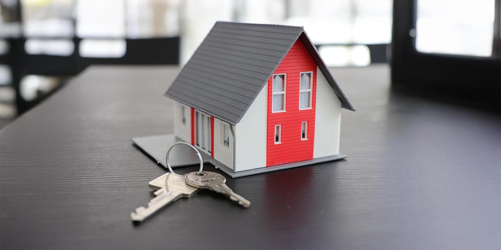 Modellhaus mit Schlüsseln – Hinweise zum Glasfaseranschluss für Hauseigentümer im Netz von Wettingen4net in Wettingen